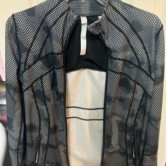 Lululemon define jacket. Size 6 - Picture 3 of 6